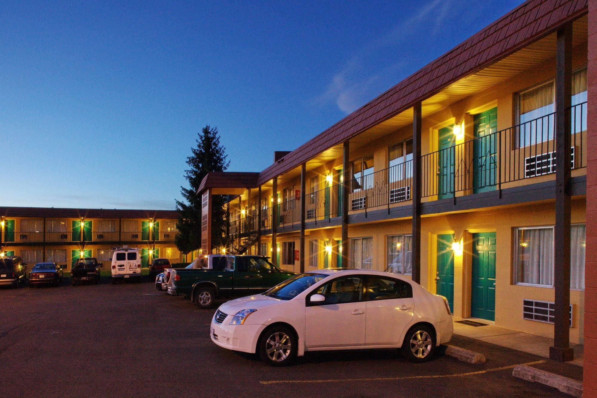 Tiki Lodge Motel Spokane Bagian luar foto