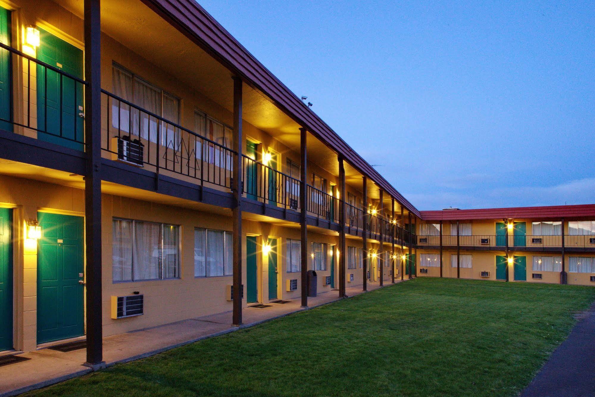 Tiki Lodge Motel Spokane Bagian luar foto